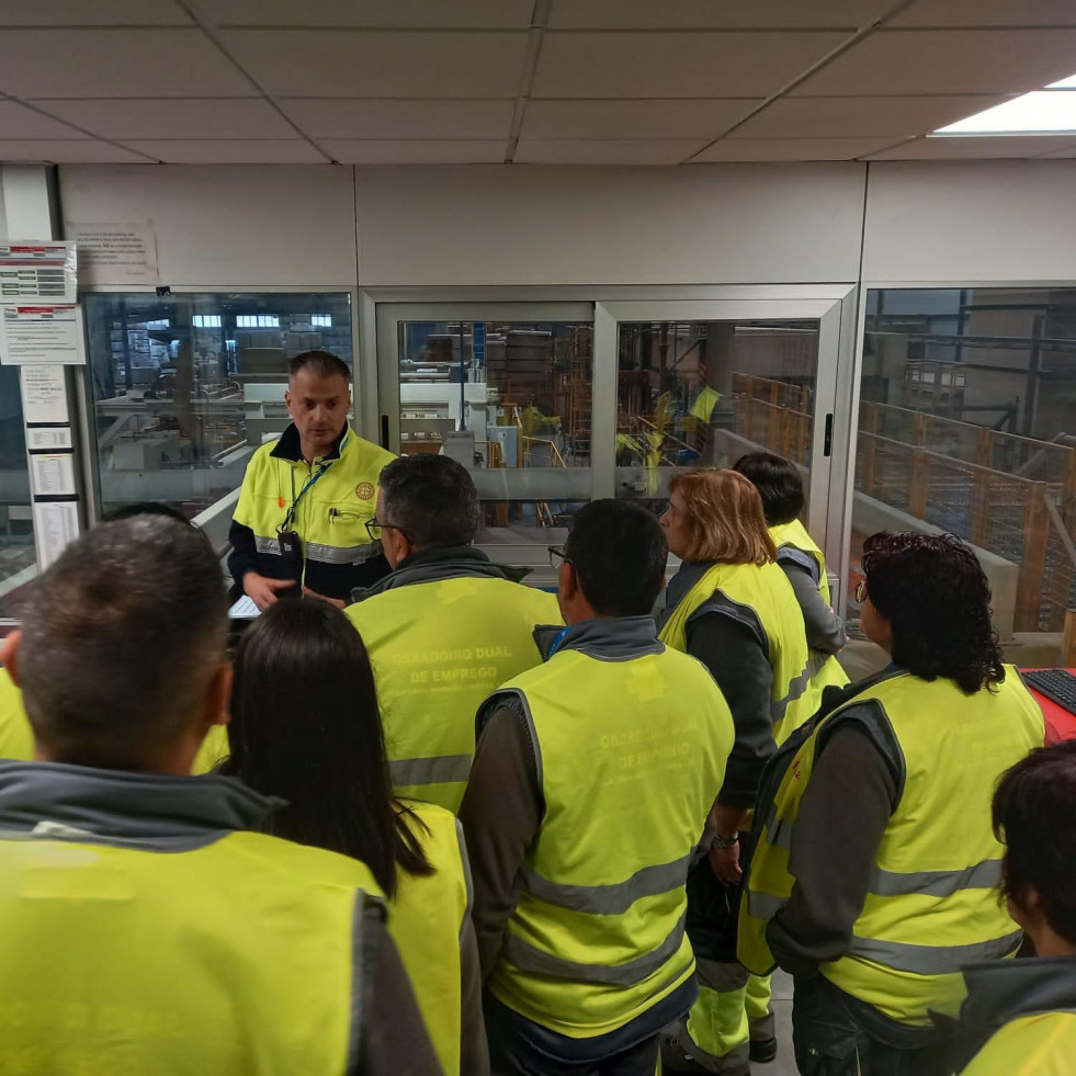 El alumnado de Carpintería del Obradoiro de Emprego Ulla-Umia realiza una visita formativa a Finsa