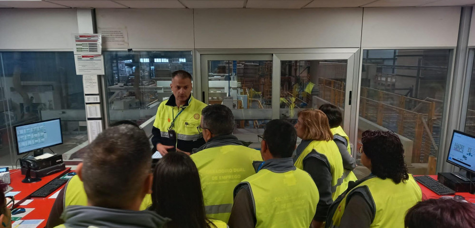 El alumnado de Carpintería del Obradoiro de Emprego Ulla-Umia realiza una visita formativa a Finsa