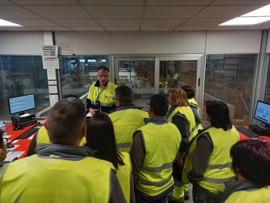 El alumnado de Carpintería del Obradoiro de Emprego Ulla-Umia realiza una visita formativa a Finsa