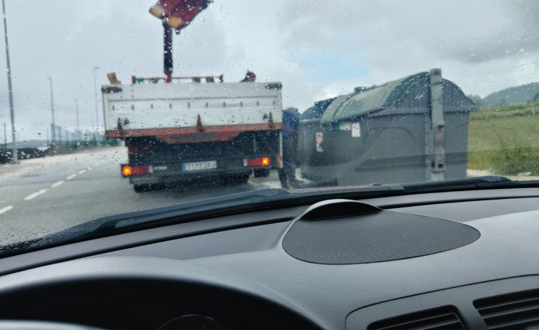 Identifican a un vecino de Sanxenxo que tiraba asientos de autobús en un contenedor del polígono de Nantes