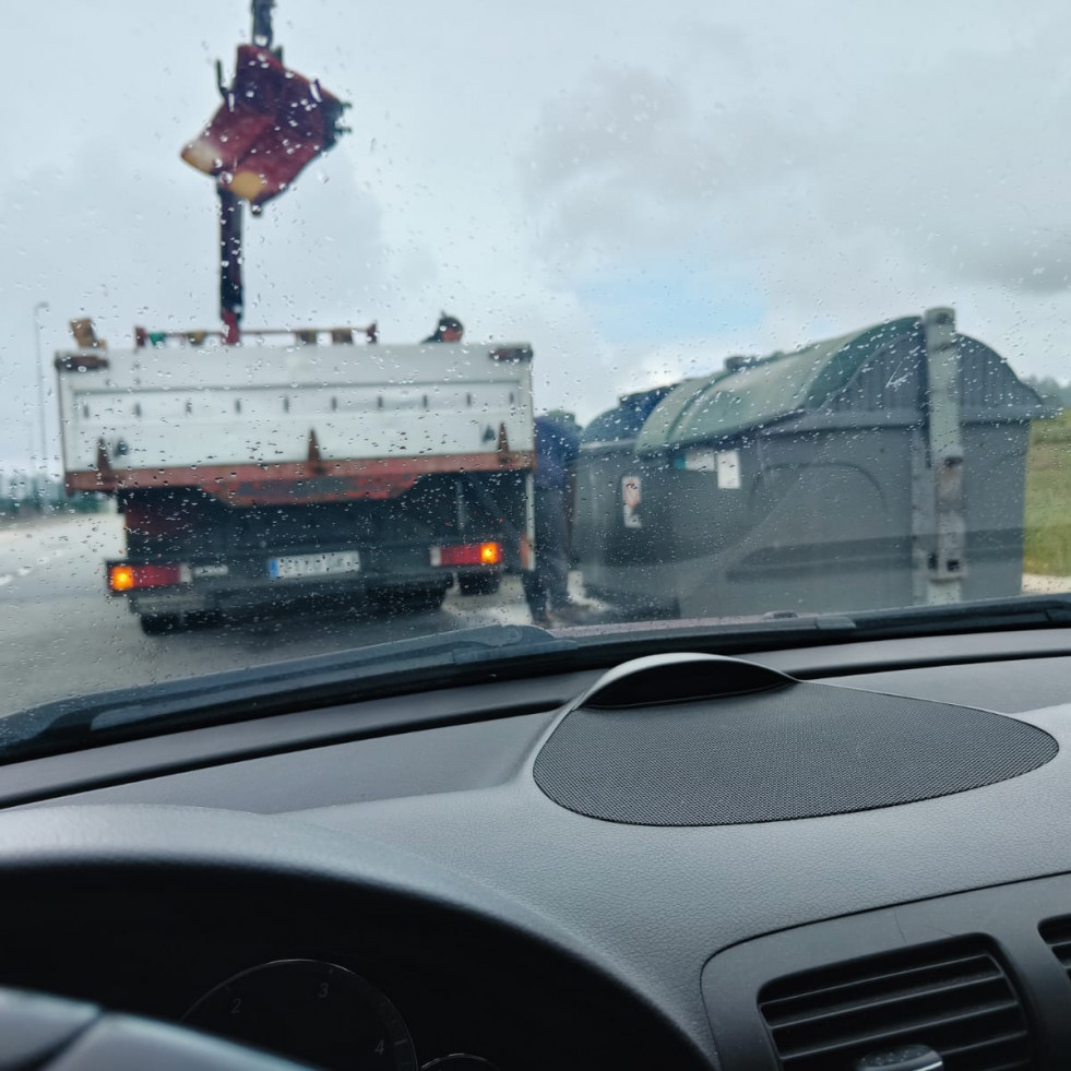 Identifican a un vecino de Sanxenxo que tiraba asientos de autobús en un contenedor del polígono de Nantes