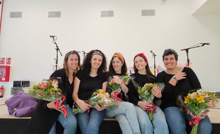 Cinco en Zocas da una charla-concierto en la biblioteca municipal de O Grove