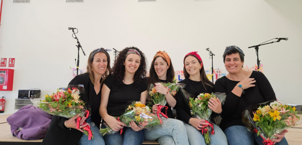 Cinco en Zocas da una charla-concierto en la biblioteca municipal de O Grove