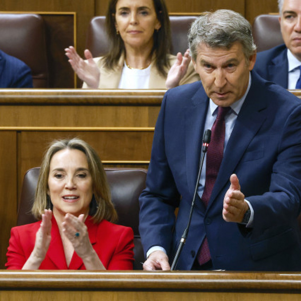 El PP ataca con los wasaps a Sánchez, quien cuestiona el liderazgo 