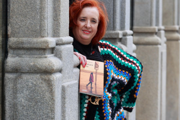 Andrea Maneiro co libro que presentará mañán, no marco da programación das Letras Galegas  gonzalo salgado