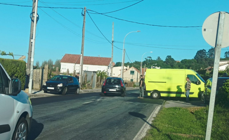 Tres evacuados en ambulancia tras un accidente en Noalla