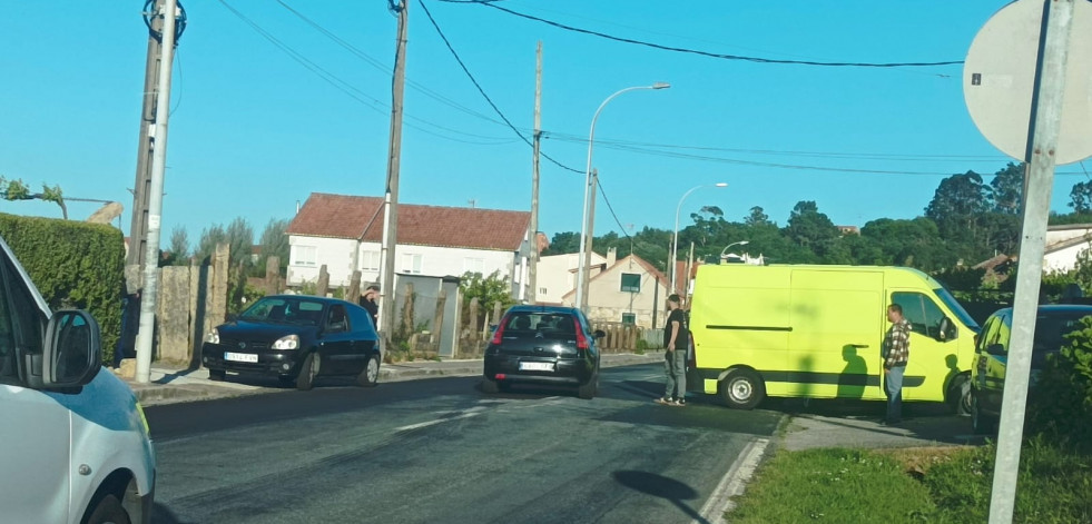 Tres evacuados en ambulancia tras un accidente en Noalla