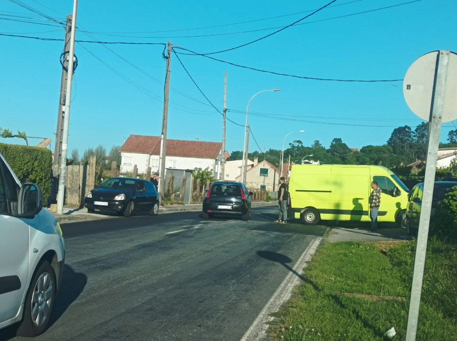 Tres evacuados en ambulancia tras un accidente en Noalla
