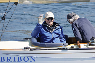 SANXENXO (PONTEVEDRA), 27/04/2025.- El rey emérito Juan Carlos I, a bordo del Bribón para participar en la segunda regata de la clase 6 metros de vela este domingo en Sanxenxo (Pontevedra). EFE/Lava