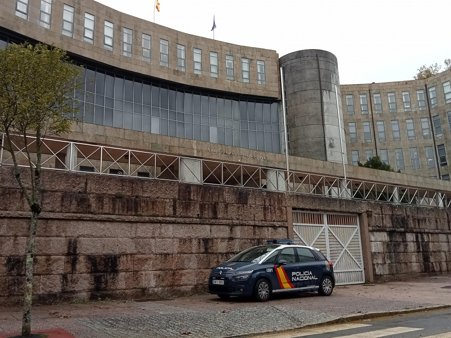 A Fiscalía solicita xuízo oral para un home acusado de agredir á súa parella en Ribeira