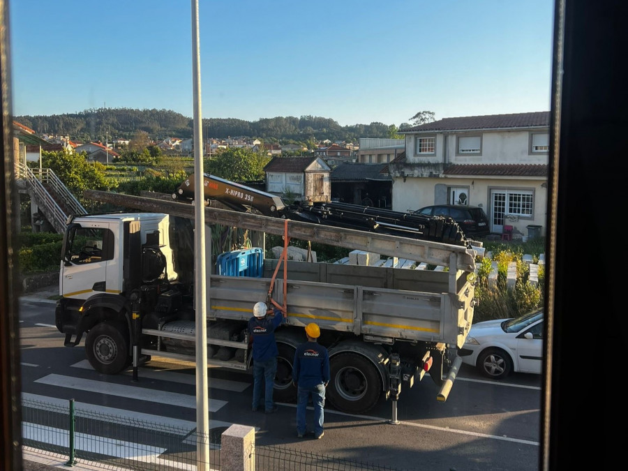Retiran os postes de luz situados no medio da calzada da rúa da Arnosa