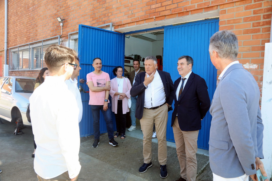 O conselleiro de Educación visita o IES Vilalonga para coñecer os proxectos desenvoltos no centro