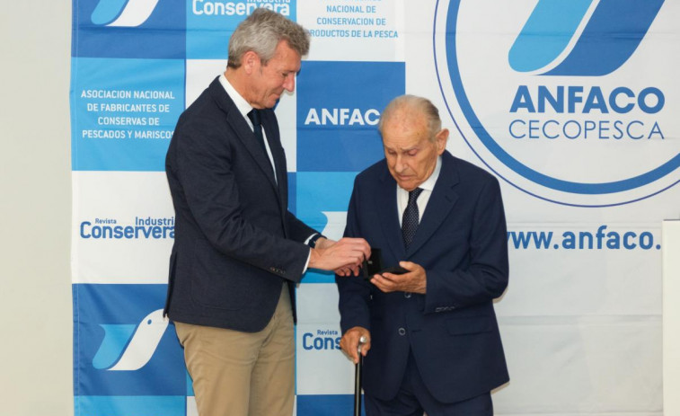 O presidente honorífico de Actemsa recibe unha medalla pola súa traxectoria empresarial