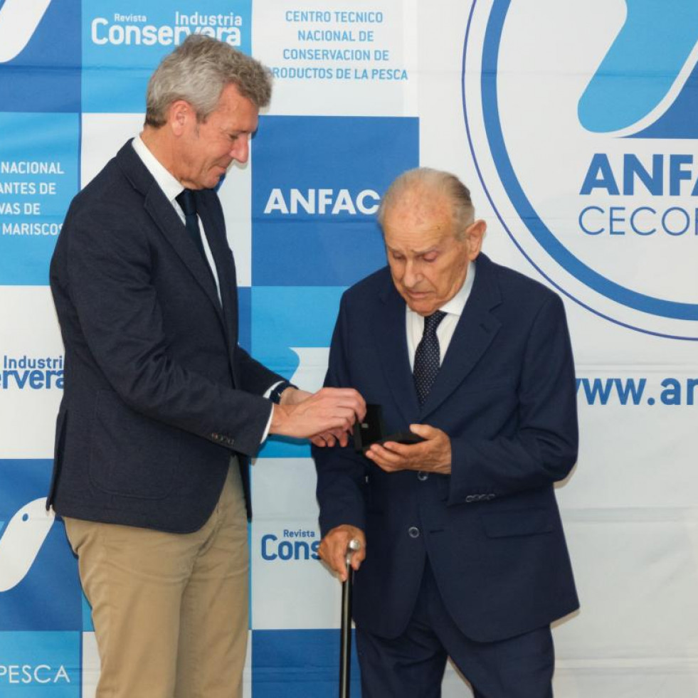 O presidente honorífico de Actemsa recibe unha medalla pola súa traxectoria empresarial