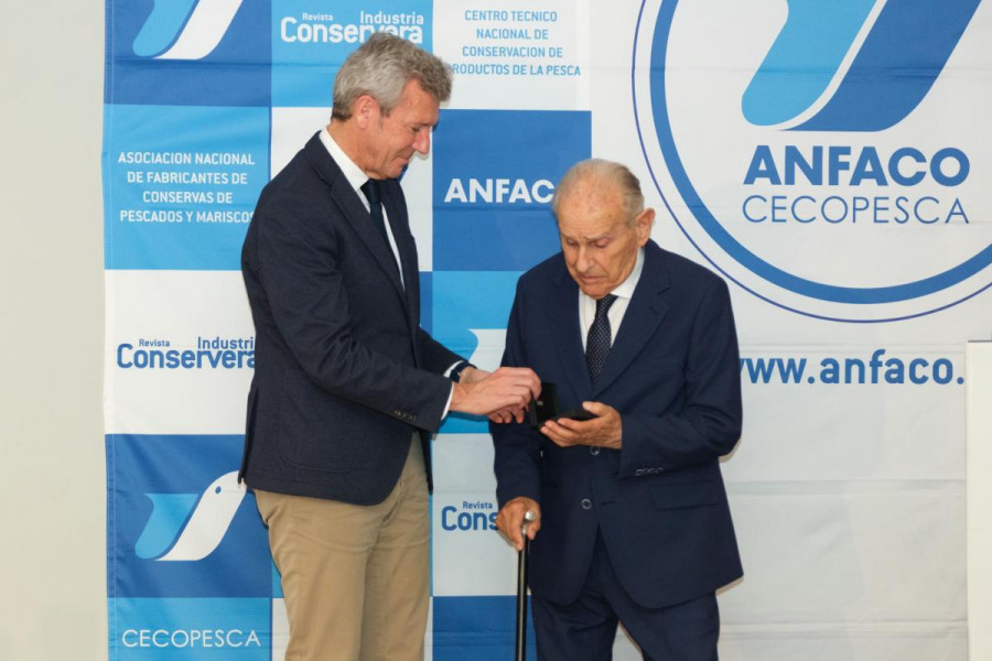 O presidente honorífico de Actemsa recibe unha medalla pola súa traxectoria empresarial
