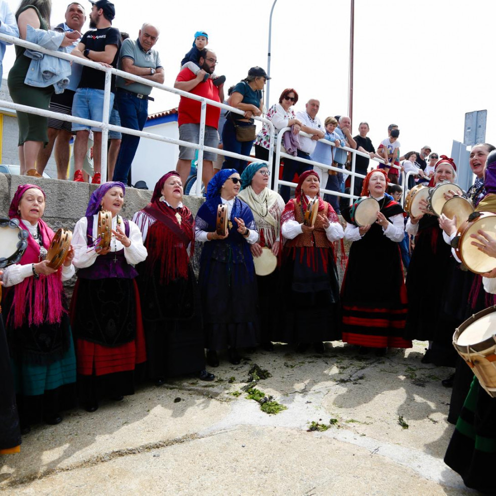 O Salnés convértese nunha romaría para honrar ás cantareiras nas Letras Galegas