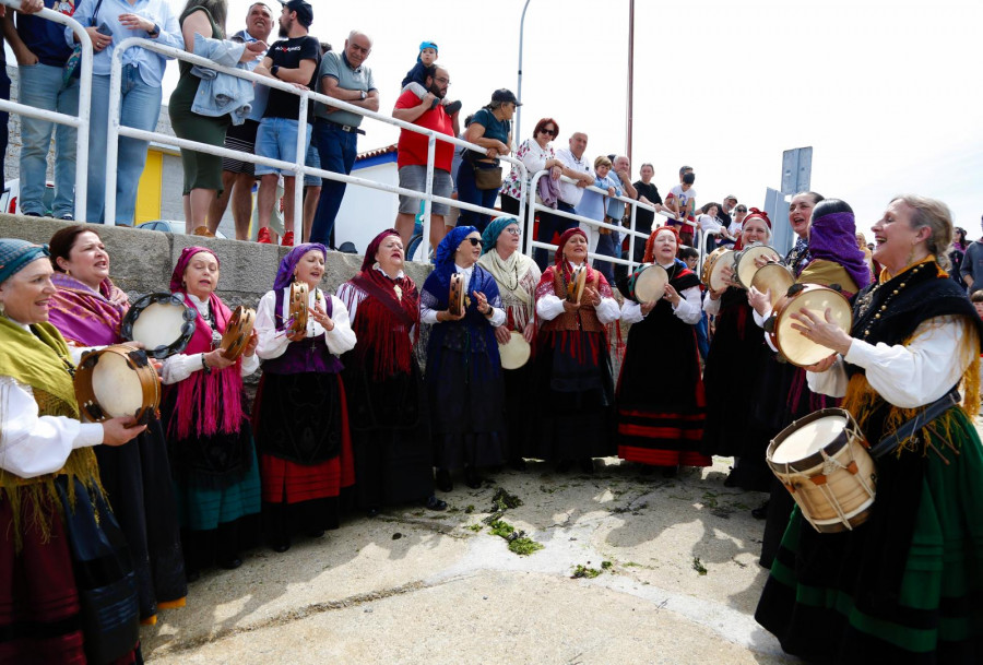 O Salnés convértese nunha romaría para honrar ás cantareiras nas Letras Galegas