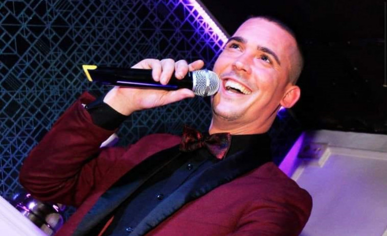‘Dieguiño’, el hombre orquesta al que se  rifan todas las fiestas del verano en Galicia