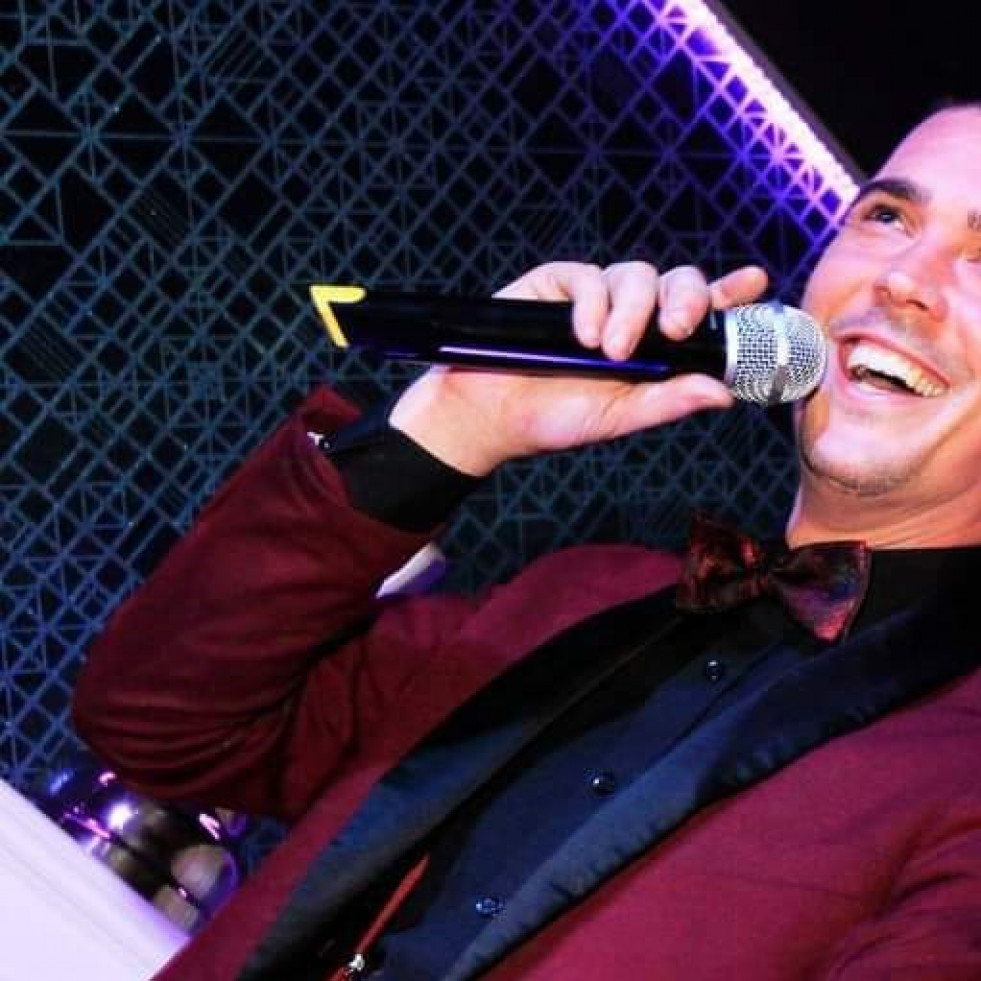 ‘Dieguiño’, el hombre orquesta al que se  rifan todas las fiestas del verano en Galicia