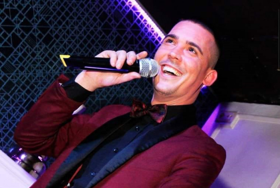 ‘Dieguiño’, el hombre orquesta al que se  rifan todas las fiestas del verano en Galicia