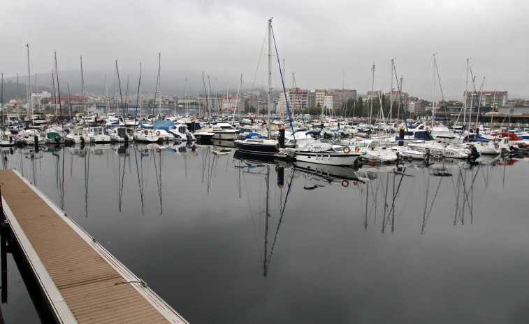 Sufre quemaduras en cara y cuello tras explotarle una batería en su barco en el puerto deportivo de Vilagarcía
