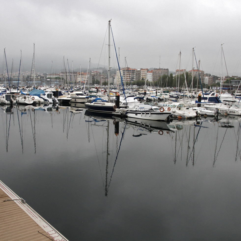 Sufre quemaduras en cara y cuello tras explotarle una batería en su barco en el puerto deportivo de Vilagarcía