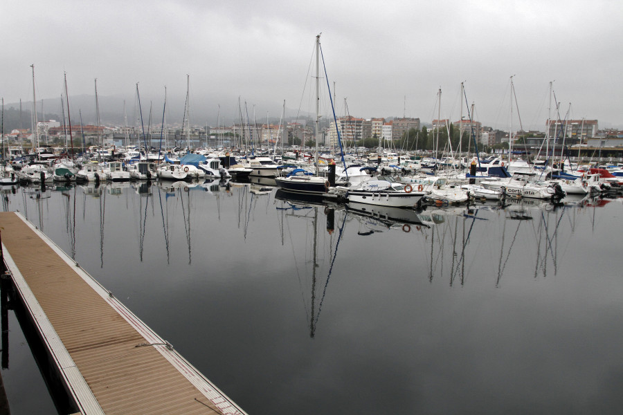 Sufre quemaduras en cara y cuello tras explotarle una batería en su barco en el puerto deportivo de Vilagarcía