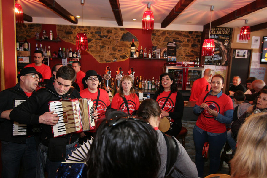 Una decena de grupos y otra de locales para un día de cantos de taberna en A Illa