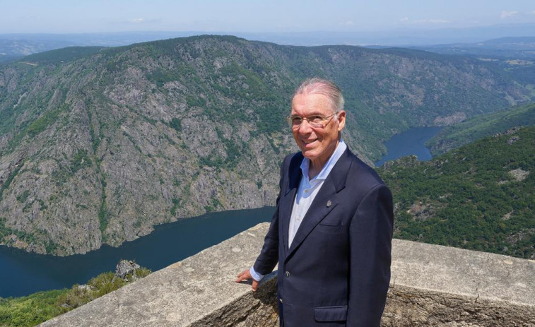 Francisco Peña presenta en Sanxenxo su última obra sobre problemas medioambientales