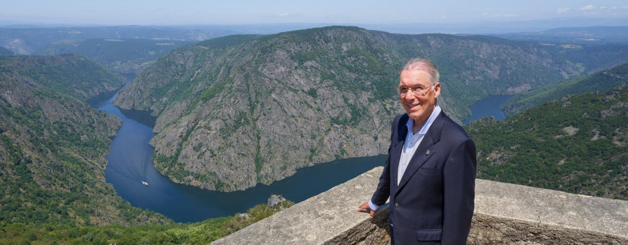 Francisco Peña presenta en Sanxenxo su última obra sobre problemas medioambientales