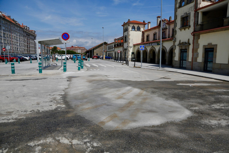 Adif termina las obras en el entorno de la estación de tren y reabre todo el aparcamiento