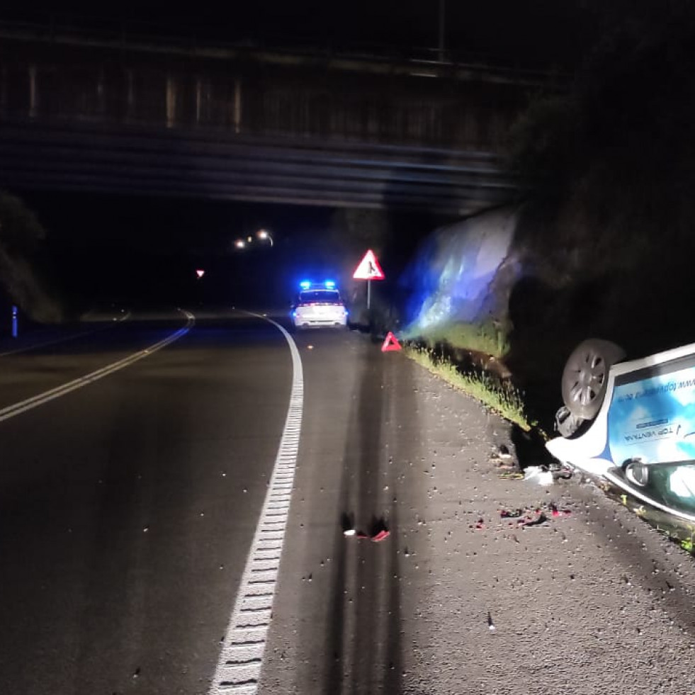Resulta ilesa tras volcar con su vehículo en Renza