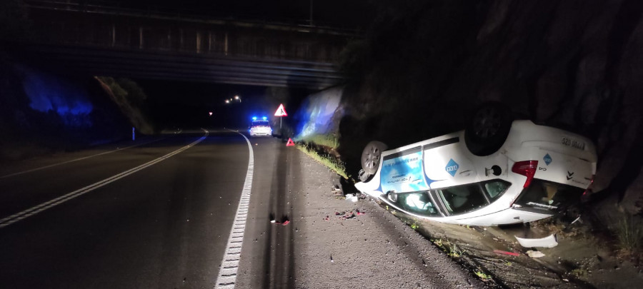 Resulta ilesa tras volcar con su vehículo en Renza