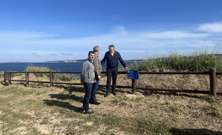 Martín y Reguera visitan la renovación de 295 metros del vallado del área de A Lanzada