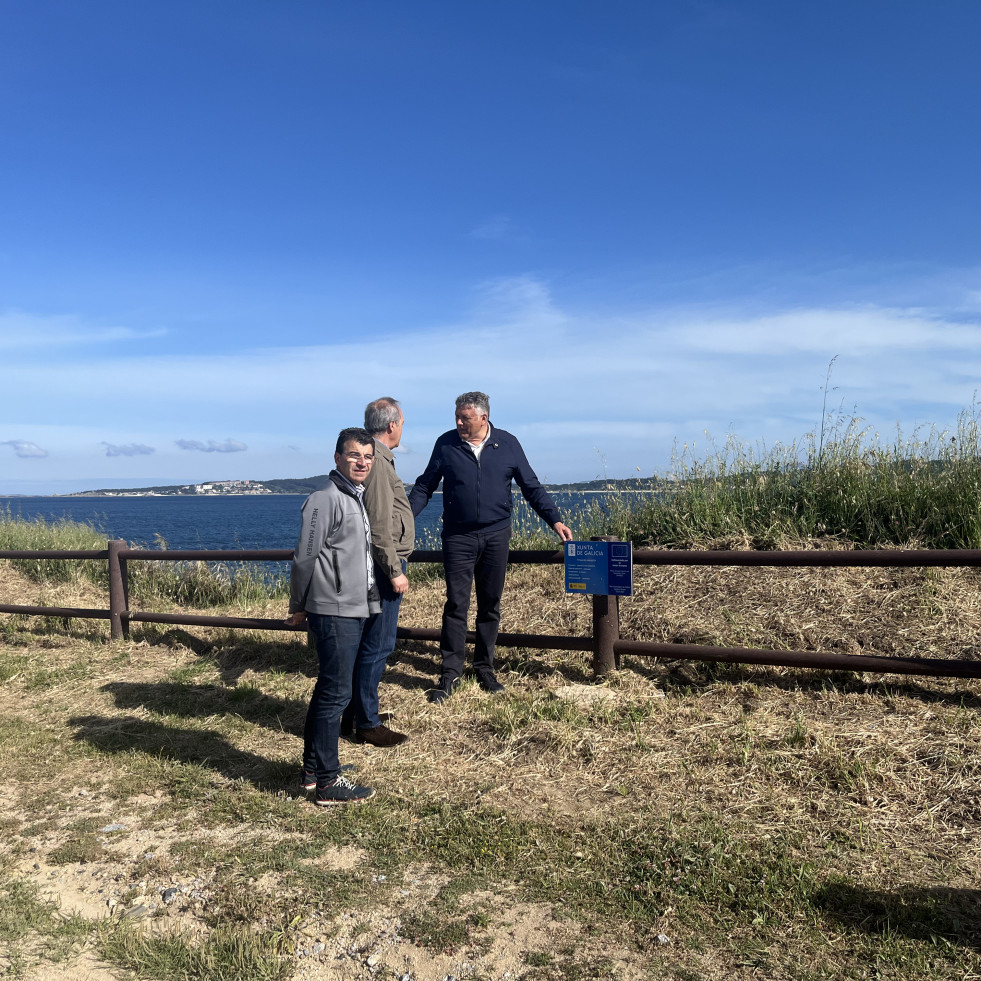 Martín y Reguera visitan la renovación de 295 metros del vallado del área de A Lanzada