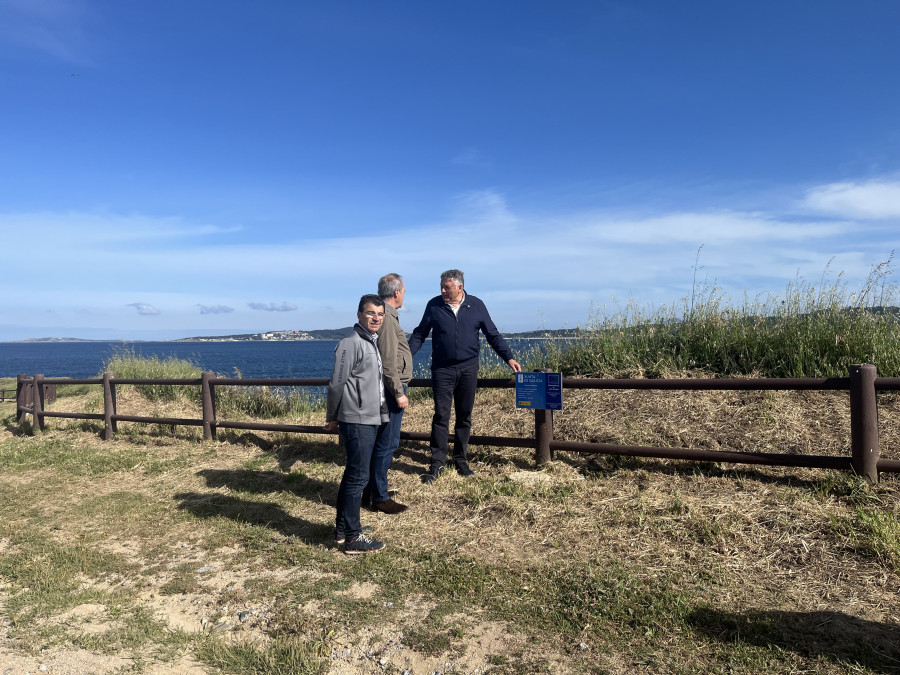 Martín y Reguera visitan la renovación de 295 metros del vallado del área de A Lanzada