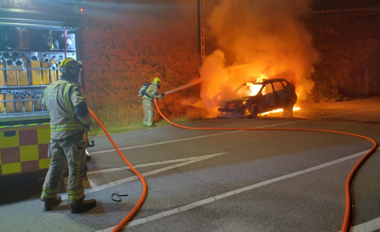 Arde un coche que circulaba por la Autovía do Salnés en Meis
