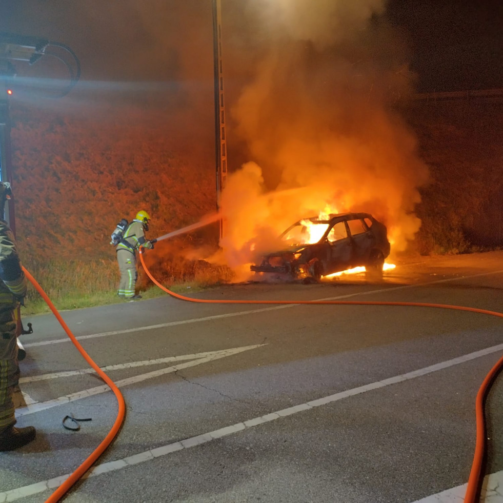 Arde un coche que circulaba por la Autovía do Salnés en Meis