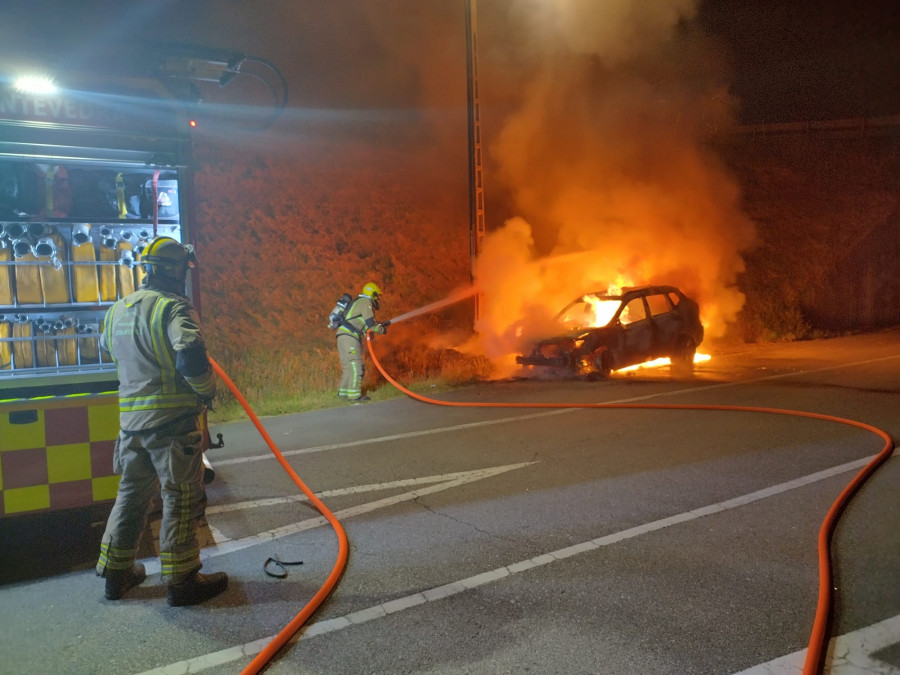 Arde un coche que circulaba por la Autovía do Salnés en Meis