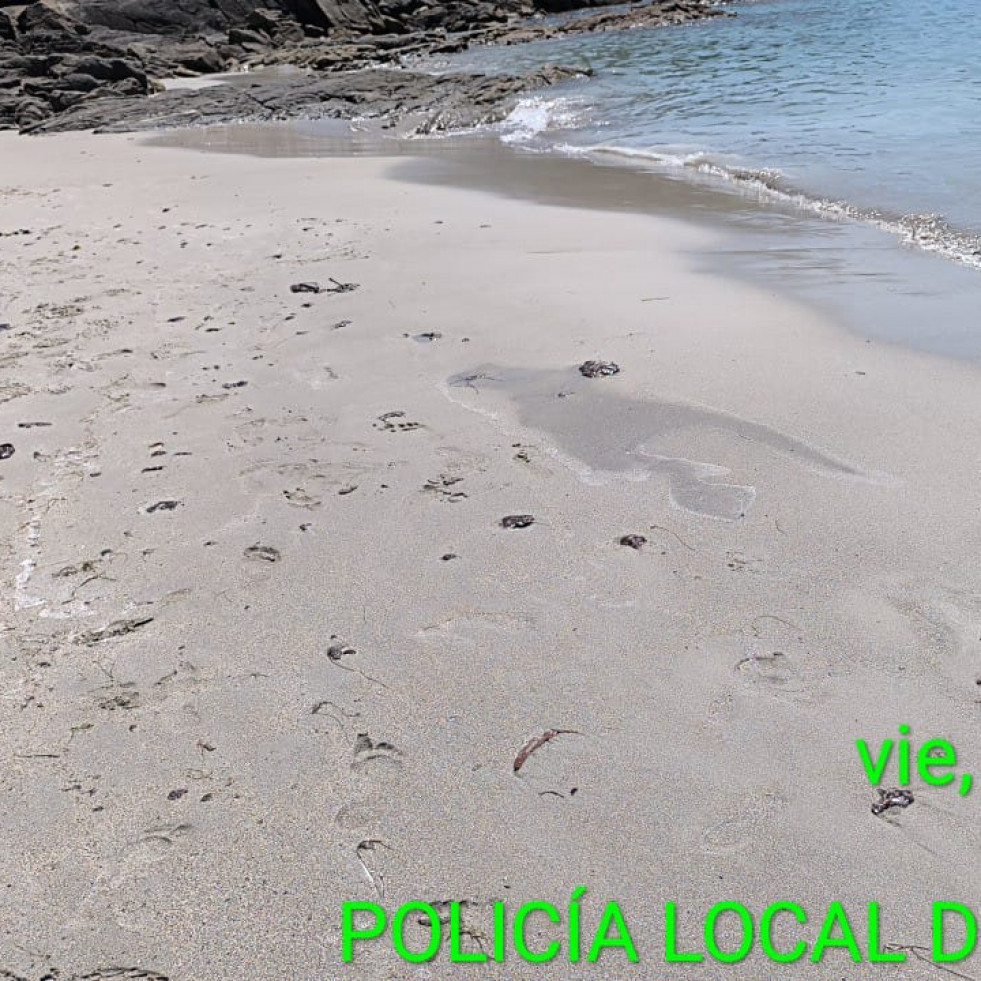 Aparecen en la playa de Areas unas diez bolas blandas y pegajosas de procedencia desconocida