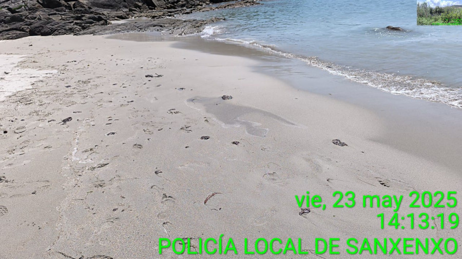 Aparecen en la playa de Areas unas diez bolas blandas y pegajosas de procedencia desconocida