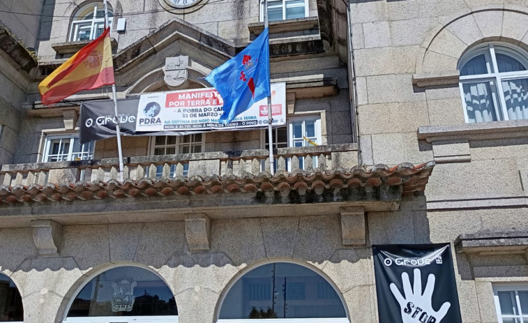 El Concello de O Grove muestra su apoyo al Celta colocando la bandera en la Casa Consitorial