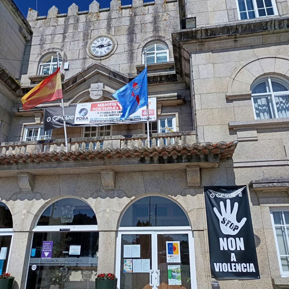 El Concello de O Grove muestra su apoyo al Celta colocando la bandera en la Casa Consitorial