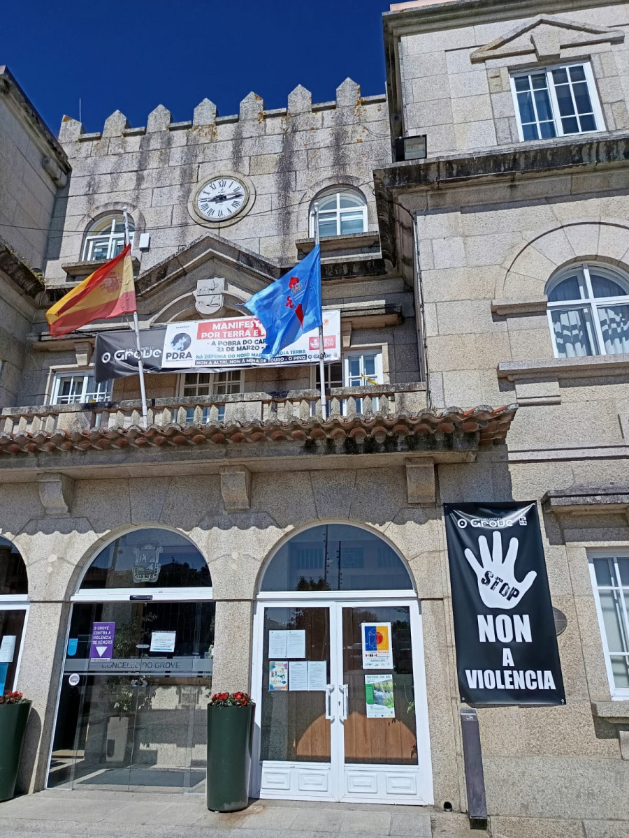 El Concello de O Grove muestra su apoyo al Celta colocando la bandera en la Casa Consitorial