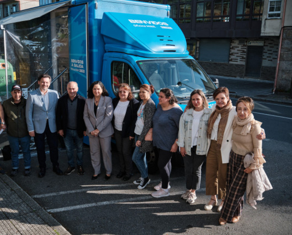 FotodefamiliadelosrepresentantesdelGobiernogallego personaldelAyuntamientodeRois tecnicosdelservicio