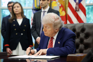 TrumpfirmaunaordenejecutivaenelDespachoOval