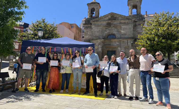 Los Empresarios de Ribeira reparten 1.000 euros en vales para impulsar el comercio local