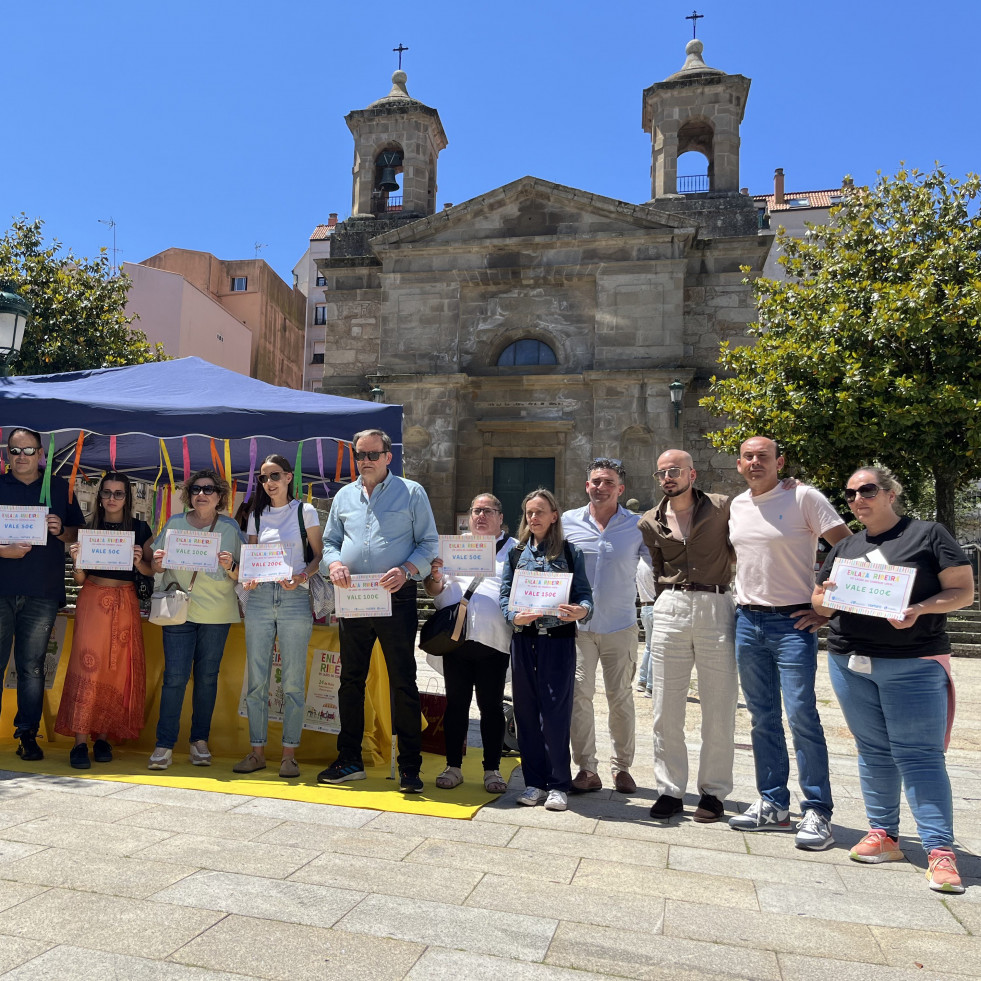 Los Empresarios de Ribeira reparten 1.000 euros en vales para impulsar el comercio local