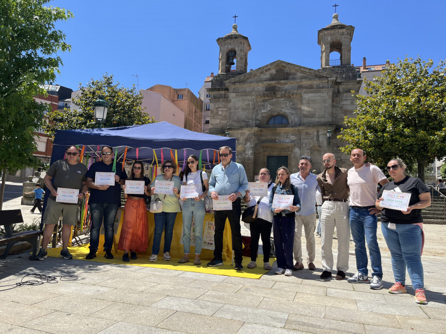 Los Empresarios de Ribeira reparten 1.000 euros en vales para impulsar el comercio local