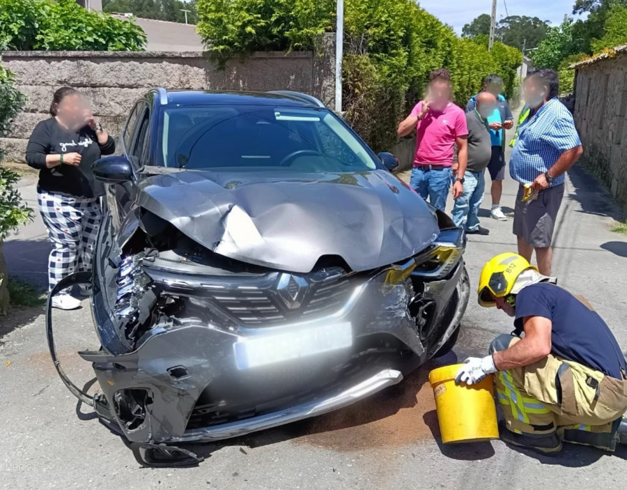 Accidente de tráfico con un herido leve en A Revolta